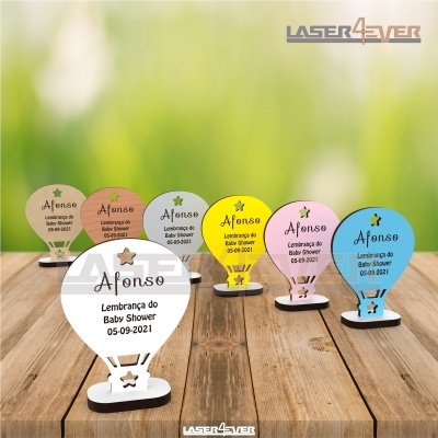 Lembranças de Baby Shower em forma de balão com texto e estrelas em várias cores