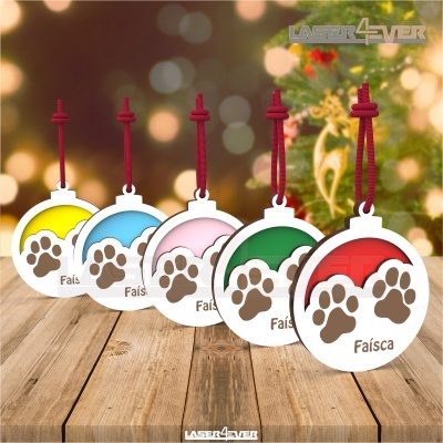 Bolas de natal coloridas com pata e nome Faisca penduradas em cordões vermelhos