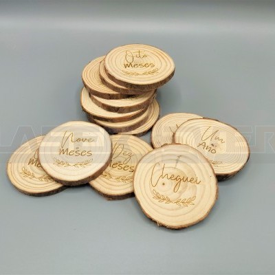 Discos redondos de madeira com gravações em português