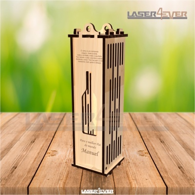 Caixa de madeira para garrafa de vinho com texto gravado, sobre mesa de madeira