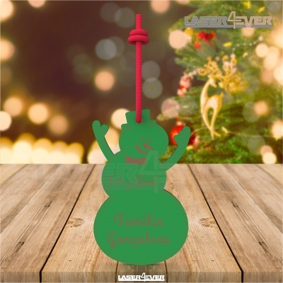 Figura de boneco de neve verde pendurada com cordão vermelho e texto Família Gonçalves