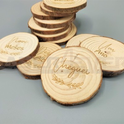 Discos de madeira natural com inscrições gravadas a laser em português