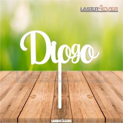 Pedo em madeira com o nome 'Diogo' em branco sobre superfície de madeira