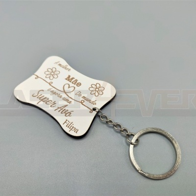 Porta-chaves formato osso branco com texto e corrente metálica sobre fundo cinzento