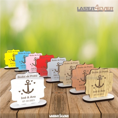 Peças decorativas de madeira e acrílico coloridas com texto gravado de bodas e âncora