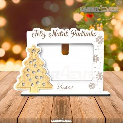 Moldura de fotografia de Natal em madeira com decoração de árvore e textos festivos.