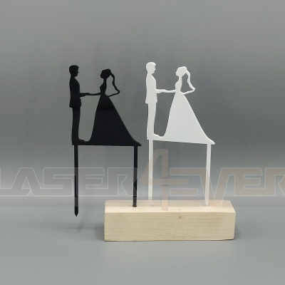 Dois toppers de bolo de casal de noivos em preto e branco, sobre fundo cinza