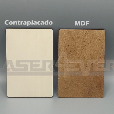 Placas retangulares de contraplacado e MDF lado a lado