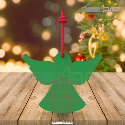 Enfeite de Natal anjo verde com nome Matilde em rosa pendurado com fio vermelho