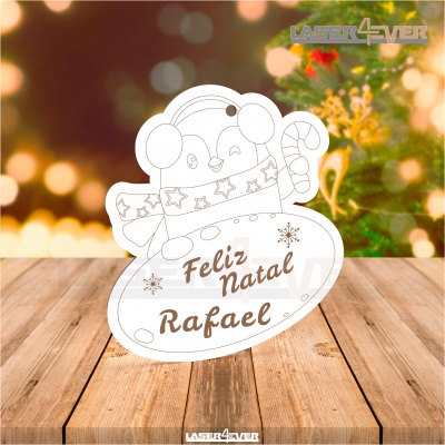 Decoração natalícia de madeira com pinguim e texto Feliz Natal Rafael