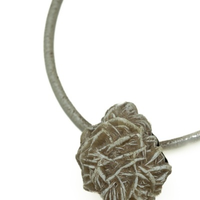 Colar com pendente de flor cinzenta em tecido rugoso