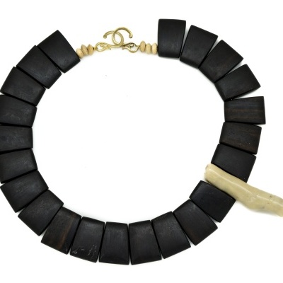 Colar com segmentos pretos foscos e um segmento claro irregular com fecho metálico dourado