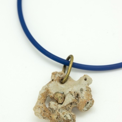 Colar com pendente de pedra porosa bege em fio azul