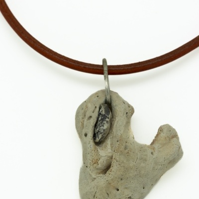 Colar com pendente em pedra cinza irregular e cordão de couro castanho