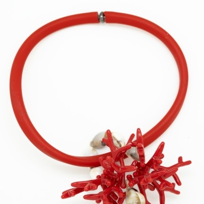 Colar vermelho com pendente de corais e conchas