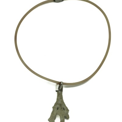 Colar com pendente em forma de ramo ou folha estilizada