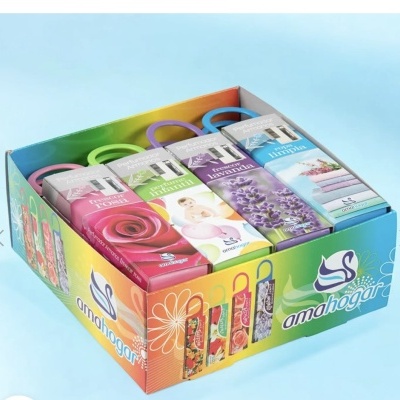 Caixa colorida com quatro velas perfumadas de cores e aromas diferentes