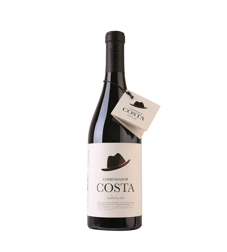 Garrafa de vinho tinto COMENDADOR COSTA com rótulo branco e chapéu preto como logotipo