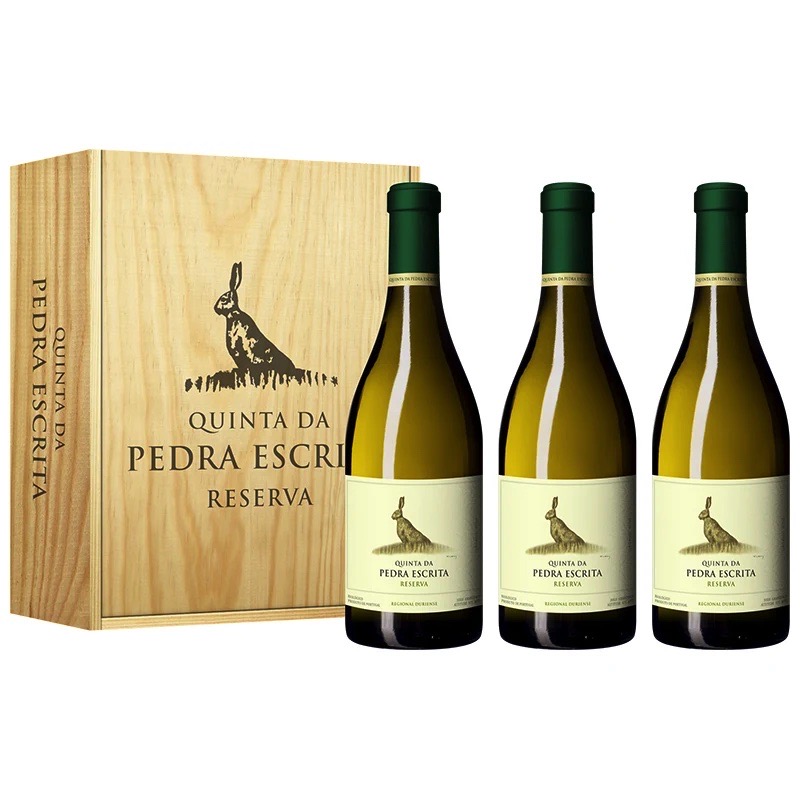 Três garrafas de vinho branco e caixa de madeira com o texto Quinta da Pedra Escura Reserva