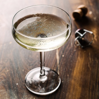 Copo de cocktail de vidro transparente com bebida espumante clara