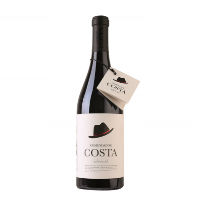 Garrafa de vinho tinto COMENDADOR COSTA com rótulo branco e chapéu preto como logotipo