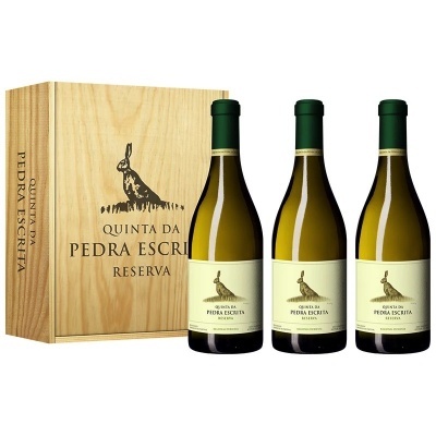Três garrafas de vinho branco e caixa de madeira com o texto Quinta da Pedra Escura Reserva