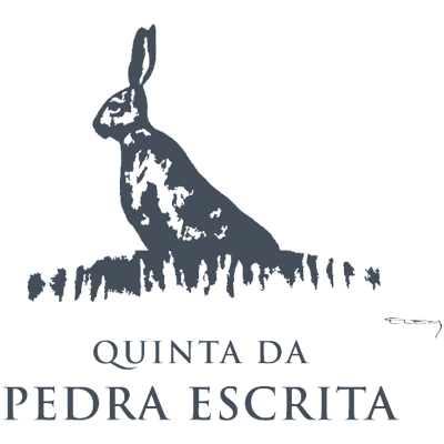 Ilustração a preto e branco de lebre sentada na relva com texto Quinta da Pedra Escrita