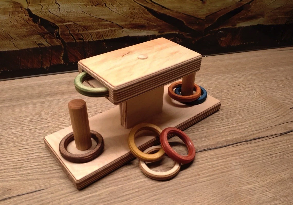 Jogo de argolas em madeira natural com argolas coloridas