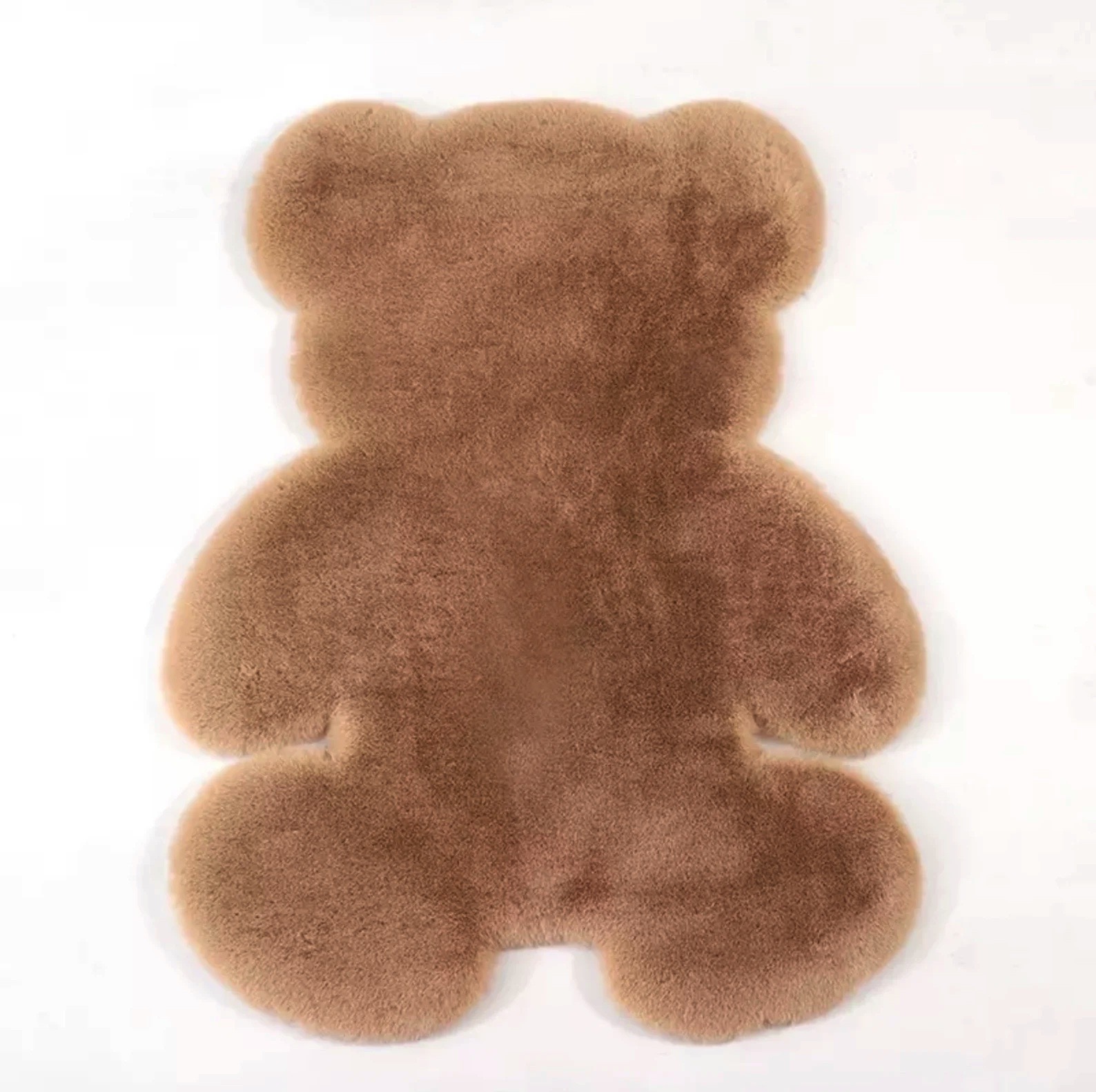 Tapete castanho em forma de urso sobre fundo branco