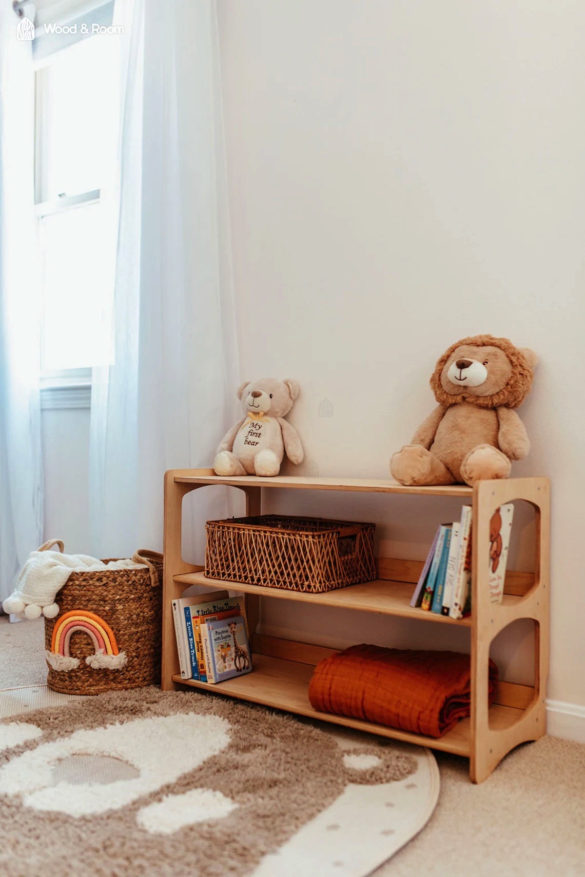 Estante de madeira com peluches, livros e cesto ao lado num quarto infantil