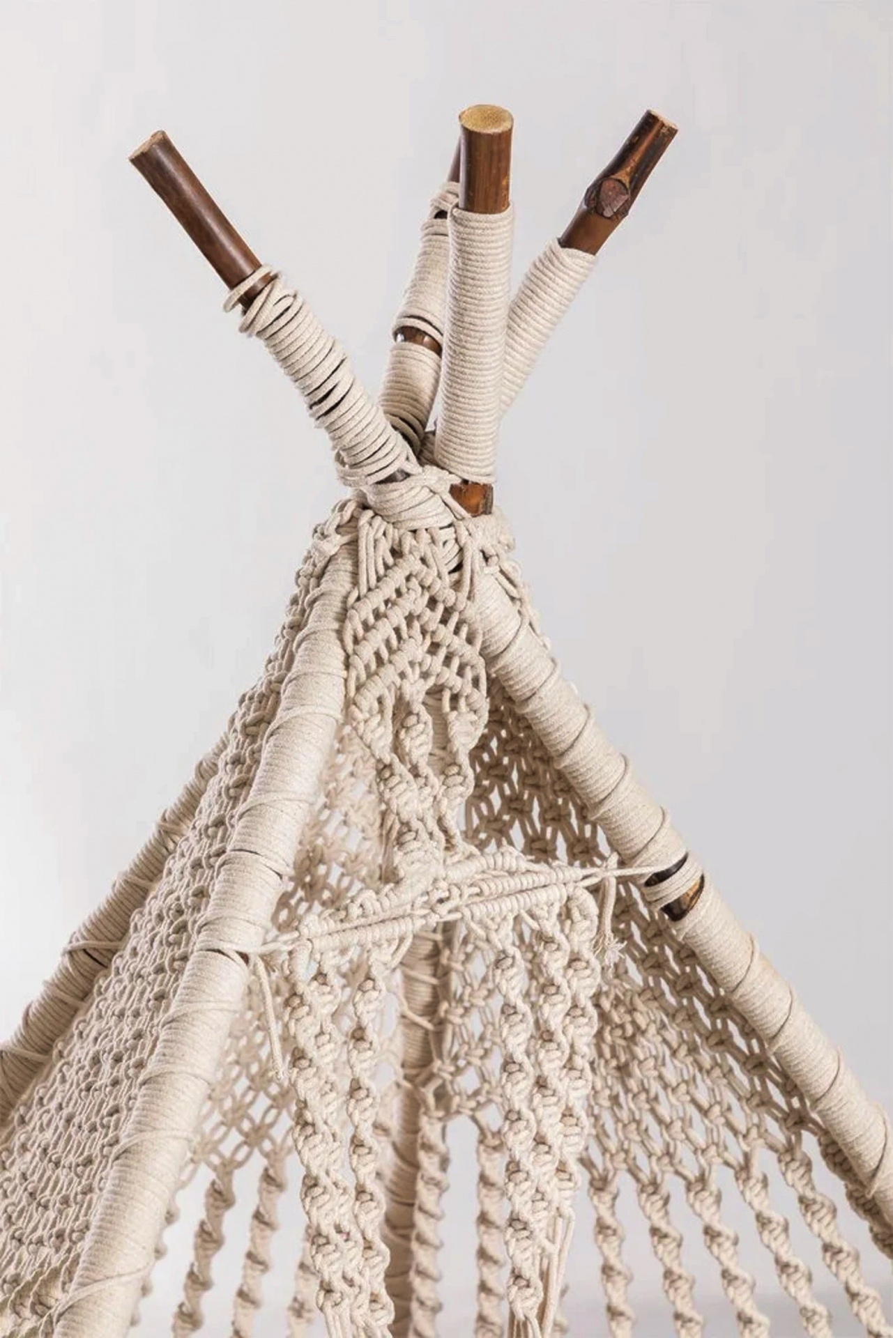Tipi decorativo em madeira e corda de algodão trançada bege com padrão macramé