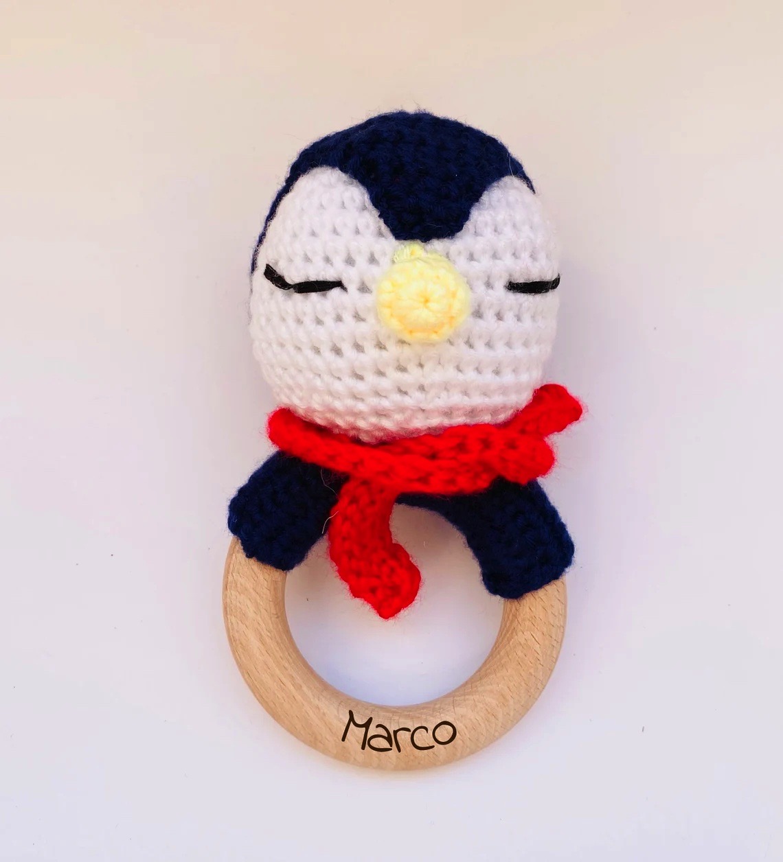 Chocalho de madeira com pinguim em crochet e cachecol vermelho