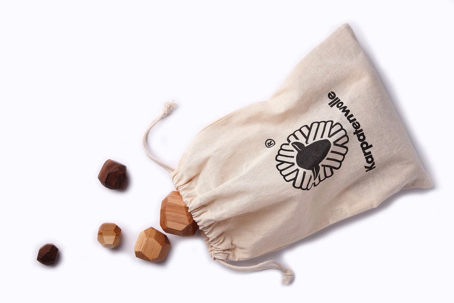 Saco de pano com blocos de madeira poligonais em vários tons de castanho e bege