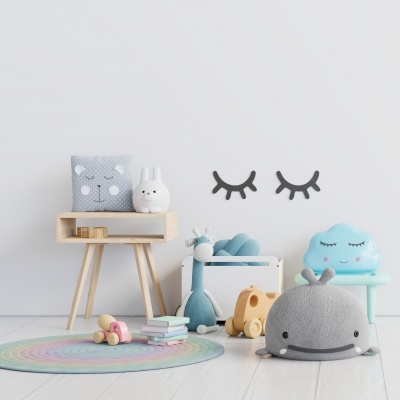 Quarto infantil com almofadas temáticas, brinquedos de madeira e decoração minimalista