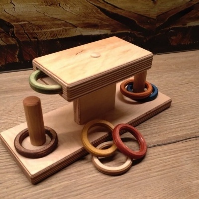 Jogo de argolas em madeira natural com argolas coloridas