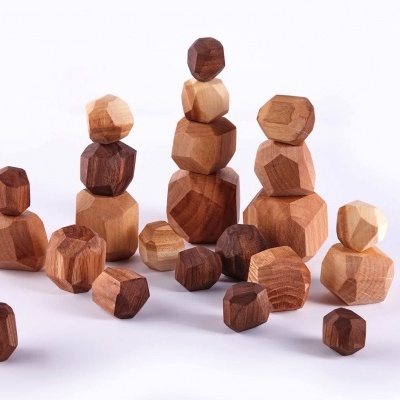 Blocos de madeira empilháveis em várias formas e tons