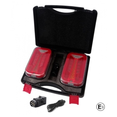 Estojo preto aberto com luzes traseiras vermelhas, cabo e adaptador