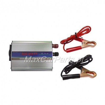 Inversor de corrente metálico com cabos de garras vermelha e preta sobre fundo branco.