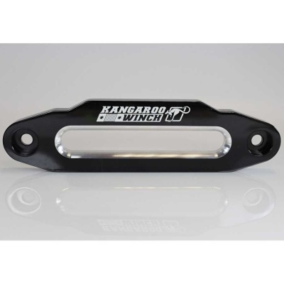 Peça metálica preta com texto KANGAROO WINCH