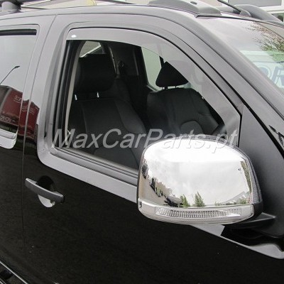 Veículo preto com espelho lateral cromado e janelas traseiras fumadas