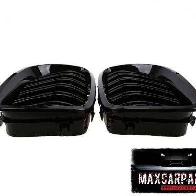 Par de grelhas frontais pretas com ranhuras horizontais