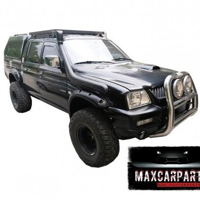 Pick-up preta todo-o-terreno com capota e para-choques reforçado