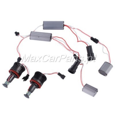 Duas lâmpadas LED para automóveis com resistores de alumínio cinzentos e fios vermelhos e brancos