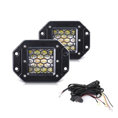 Duas luzes quadradas com moldura preta e cabos com interruptor de controle