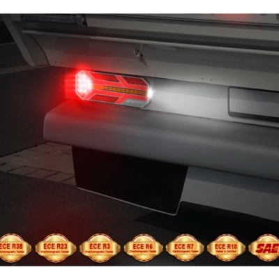 Luz traseira de veículo com luz vermelha acesa e selos de certificação