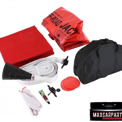 Kit de emergência automóvel com saco preto, manta vermelha e acessórios sobre fundo branco