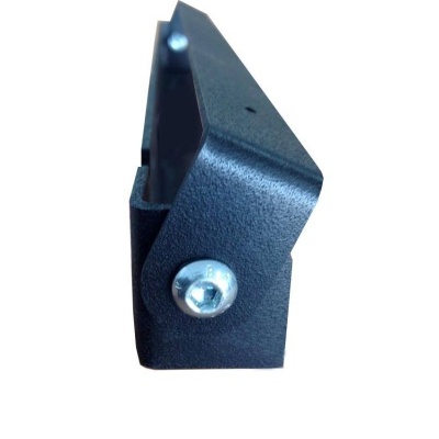 Suporte metálico preto com parafuso prateado e textura rugosa