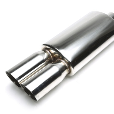 Silenciador automóvel metálico prateado com duas saídas cilíndricas