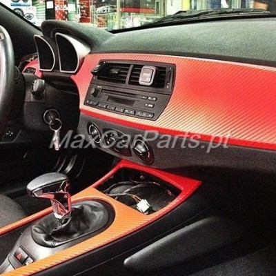 Interior de carro com detalhes em vermelho e preto