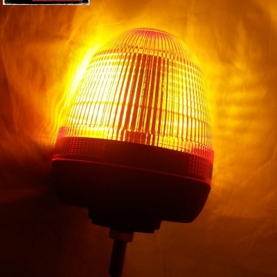 Farol de sinalização automóvel iluminado em luz vermelha e amarela